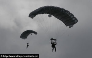 Parachutages à La Fière - Commémorations 2008 - 64ème anniversaire du Débarquement de Normandie. Photo : D-Day Overlord