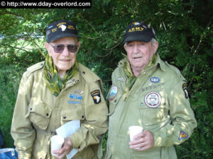 Les vétérans américains Jake McNiece (à gauche, décédé en 2013), membre du "Filthy Thirteen" appartenant au 506th Parachute Infantry Regiment, 101st Airborne Division et Reed Pelfrey (HQ, 502nd Parachute Infantry Regiment, 101st Airborne Division) à Amfreville - Commémorations 2007 - 63ème anniversaire du débarquement de Normandie. Photo : D-Day Overlord