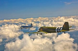 Le 5 juin 2019, plusieurs dizaines de Douglas C-47 traverseront la Manche avec près de 250 parachutistes à leur bord. Photo : Daks over Normandy.
