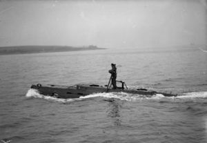 Un sous-marin de classe "X" lors d'essais au Royaume-Unis dans le lac Striven, près de Rothesa. Photo : IWM A 22903