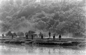 Rive droite de l'Orne le 18 juillet 1944, à hauteur de Blainville, un convoi de la 9th Brigade, 3rd (CA) Infantry Division pendant l'opération Goodwood. Photo : Ralph Morse pour LIFE Magazine