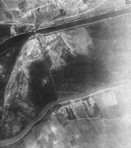 Photo aérienne du secteur de Blainville-sur-Orne (en haut de la photographie) prise par un avion de la Royal Air Force le 24 juin 1944. Le pont tournant est visible ; il accueille un pont Bailey (baptisé "Tay 1") le 18 juillet 1944, construit par les sapeurs britanniques. Photo : DR