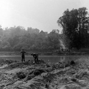 Dans la matinée du 18 juillet 1944, des sapeurs britanniques du Royal Engineers réalisent des travaux de terrassement dans le secteur de Blainville-sur-Orne, le long de l'Orne. Ils préparent la mise en place d'un pont de bateaux qui sera baptisé "Tay 2". Photo : Ralph Morse pour LIFE Magazine