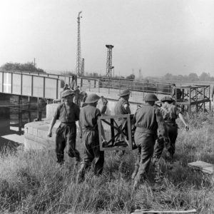 Le 18 juillet 1944 (jour du déclenchement de l'opération Goodwood), des sapeurs britanniques de la 90th Field Company (Royal Engineers) préparent la mise en place d'un pont Bailey (baptisé "Tay 1") sur le pont tournant de Blainville-sur-Orne traversant le canal de Caen à la mer. Photo : Ralph Morse pour LIFE Magazine