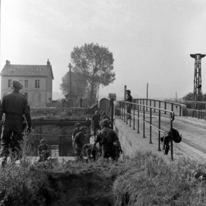 Le 18 juillet 1944 (jour du déclenchement de l'opération Goodwood), des sapeurs britanniques de la 90th Field Company (Royal Engineers) préparent la mise en place d'un pont Bailey (baptisé "Tay 1") sur le pont tournant de Blainville-sur-Orne traversant le canal de Caen à la mer. Photo : Ralph Morse pour LIFE Magazine