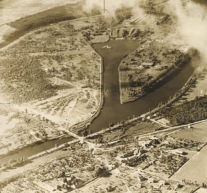 Photo aérienne du pont tournant sur le canal de Caen à la mer situé à Blainville-sur-Orne, prise en direction du sud-est par le Flight Lieutenant Gerald Percival à bord d'un North American P-51 Mustang appartenant au 2 Squadron, Royal Air Force. Photo : DR