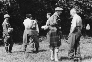 Le général Stanislaw Maczek (premier en partant de la droite), commandant la 1ère division blindée polonaise, échange avec un officier écossais aux abords d'un poste de commandement en août 1944. Photo : IWM MH 1399