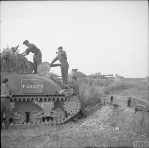 7 août 1944 : en préparation de l'opération Totalize, l'équipage d'un char M4 Sherman procède aux derniers préparatifs. En arrière plan, des chars M4 Firefly. Photo : IWM B 8805