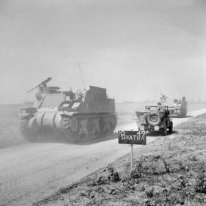 9 août 1944 : des véhicules canadiens de combat d'infanterie "Kangaroo", utilisant le châssis du canon automoteur Priest, progressent vers la ligne de front en Normandie. Photo : IWM B 8908