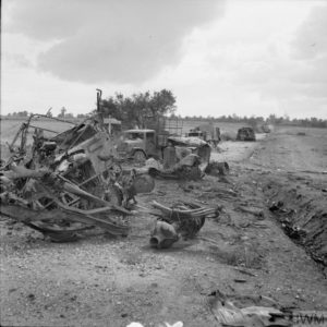 21 août 1944 : des camions et des blindés allemands détruits dans le secteur de Falaise-Argentan. Photo : IWM B 9583