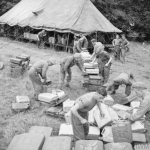 Juillet 1944 : dans un dépôt en arrière du front de Normandie, des militaires britanniques alignent des jerrycans en vue d'un probable recomplètement en carburant. Photo : IWM B 7188