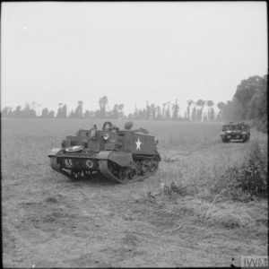 26 juin 1944 : deux Universal carriers appartenant à la 15th (Scottish) Infantry Division dans le Calvados pendant l'opération Epsom. Photo : IWM B 5990