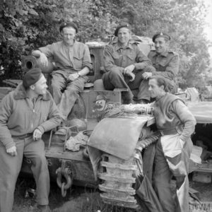 17 juin 1944 : le Captain L. Cotton MM (à gauche, portant une croix de fer allemand sur son blouson) et son équipage de char Cromwell VI baptisé "Old Bill", appartenant au 4th County of London Yeomanry, 7th (GB) Armoured Division. Photo : IWM B 5682