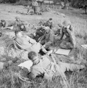 16 juillet 1944 : le colonel J. A. "Jimmy" Rice-Evans (centre de la photo), commandant le 4th Royal Welch Fusiliers, (53rd GB Infantry Division), donne les ordres à son état-major depuis une tranchée avant l'attaque en direction d'Evrecy. Photo : IWM B 7579