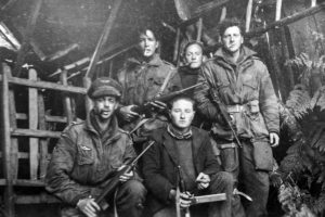 Résistants et SAS français le 20 juin 1944 au maquis de Saint-Marcel en Bretagne. Photo : DR