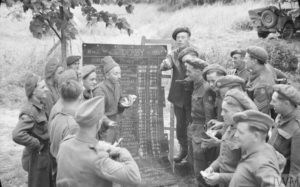 Troupes britanniques à l'état-major de la 2nd Army le 17 juin 1944. Photo : IWM B 5667