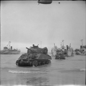 Los tanques Sherman que pertenecen a la División de Infantería Británica 50 (Northumbria) aterrizan el 6 de mayo de 1944 en la isla Hayling en Hampshire como parte del Ejercicio Fabius. Foto: IWM H 38270