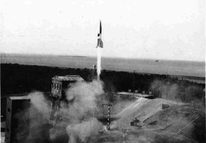 Un cohete V2 es disparado por los alemanes desde la plataforma de lanzamiento de Peenemünde en Pomerania Occidental. Foto: Bundesarchiv