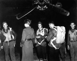 Une équipe Jedburghs et l'équipage d'un bombardier B-24 avant le départ en mission en France en 1944, depuis l'aérodrome Harrington. Photo : US National Archives
