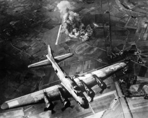 Bombardement des usines de l'entreprise aéronautique allemande Focke-Wulf de Marienbourg en 1943 par des bombardiers B-17 américains appartenant à la 8th USAAF. Photo : US National Archives