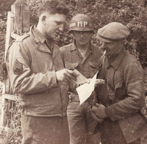 Bernard Dargols en 1944 en Normandie