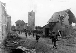 La compagnie K du 120th Infantry Regiment (30th Infantry Division) traverse les ruines d’Hébécrevon le 24 juillet 1944. Photo : US National Archives