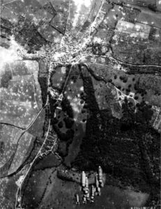 Bombardement de la commune de Bretteville-sur-Laize le 8 août 1944 dans le cadre de l'opération Totalize par les B-17 "Flying Fortress" de la 8th (US) Air Force. Photo : US National Archives