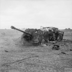 Le 15 juillet 1944 dans le secteur de la cote 112 à proximité d'Esquay-Notre-Dame, un Quad Gun Tractor britannique tractant un canon antichar Ordnance QF 17 pounder (76,2 mm) a été détruit par les tirs allemands. Le véhicule et le canon terminent de se consumer. Photo : IWM B7439