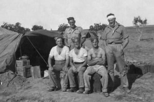 Stanley E. Hollis en Tunisie pendant la bataille de Wadi Akarit en 1943