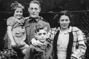 Stanley Hollis avec sa femme, sa fille Pauline et son fils Brian. Photo : DR