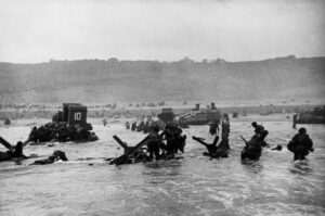 Débarquement des forces américaines le 6 juin 1944 à Omaha Beach sur le secteur Easy Red. Photo: Robert Capa/Magnum.