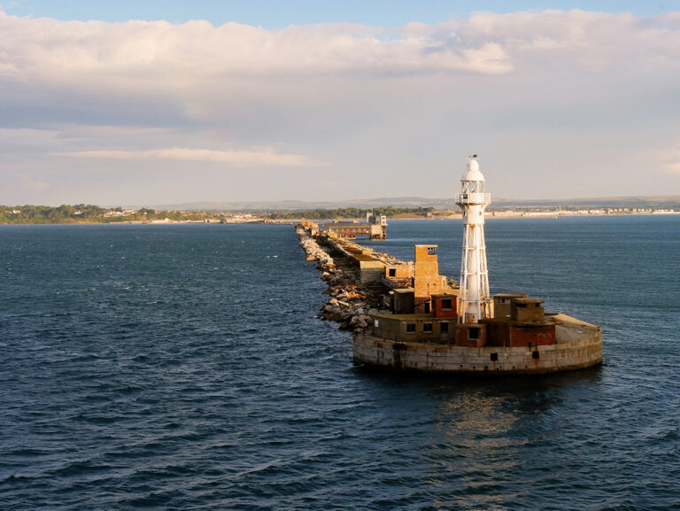 Portland_Harbour_Lighthouse_and_Breakwater